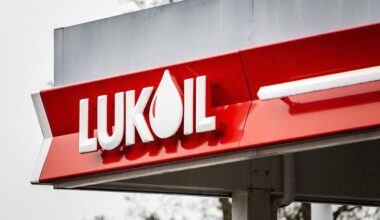 ULTIMA ORĂ Activele Lukoil, inclusiv cele din România, cumpărate de un gigant american. Anunțul făcut de compania rusă - HotNews.ro