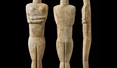 Μαρμάρινο Κυκλαδικό γυναικείο ειδώλιο, κανονικού τύπου – παραλλαγής Ύστερου Σπεδού.
αποδίδεται στον Γλύπτη Steiner (από την Pat Getz-Gentle).
Πρωτοκυκλαδική II περίοδος, περ. 2500 – 2400 π.Χ.
Ύψος: 59,9 εκ.
The J. Paul Getty Museum, The Getty Villa, Malibu, California, USA. (3000x3000)x2