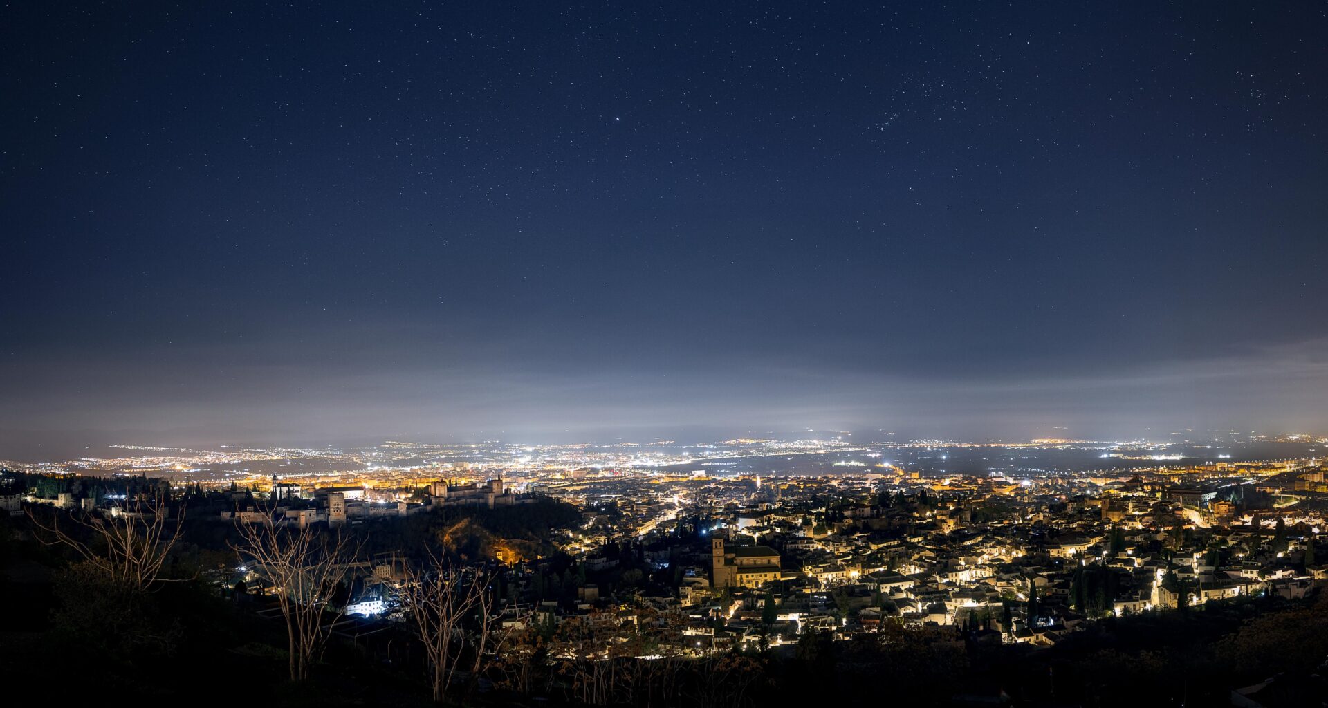 Panorámica de Granada bajo las estrellas