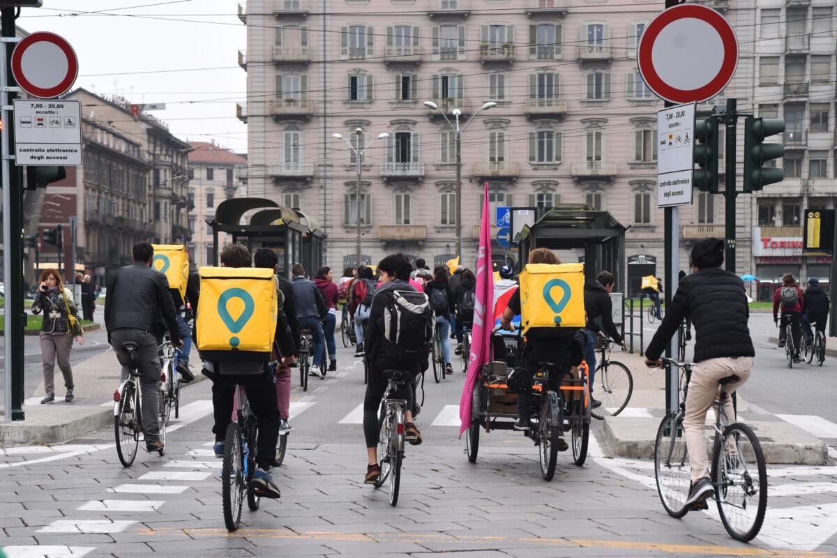 Quattro rider fanno causa a Glovo per chiedere il riconoscimento del rapporto di lavoro subordinato e il pagamento delle differenze contributive e retributive, ma Glovo dice che “I dati sui turni dei rider cancellati per motivi di privacy”