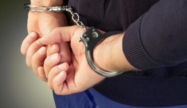 Iaşi: Bărbat arestat preventiv, după ce şi-a ucis concubina însărcinată / A lovit-o de mai multe ori cu bocancii, ”aplicând lovituri prin şutare” şi a înjunghiat-o de două ori cu un briceag / S-a prezentat la Poliţie şi a anunţat fapta