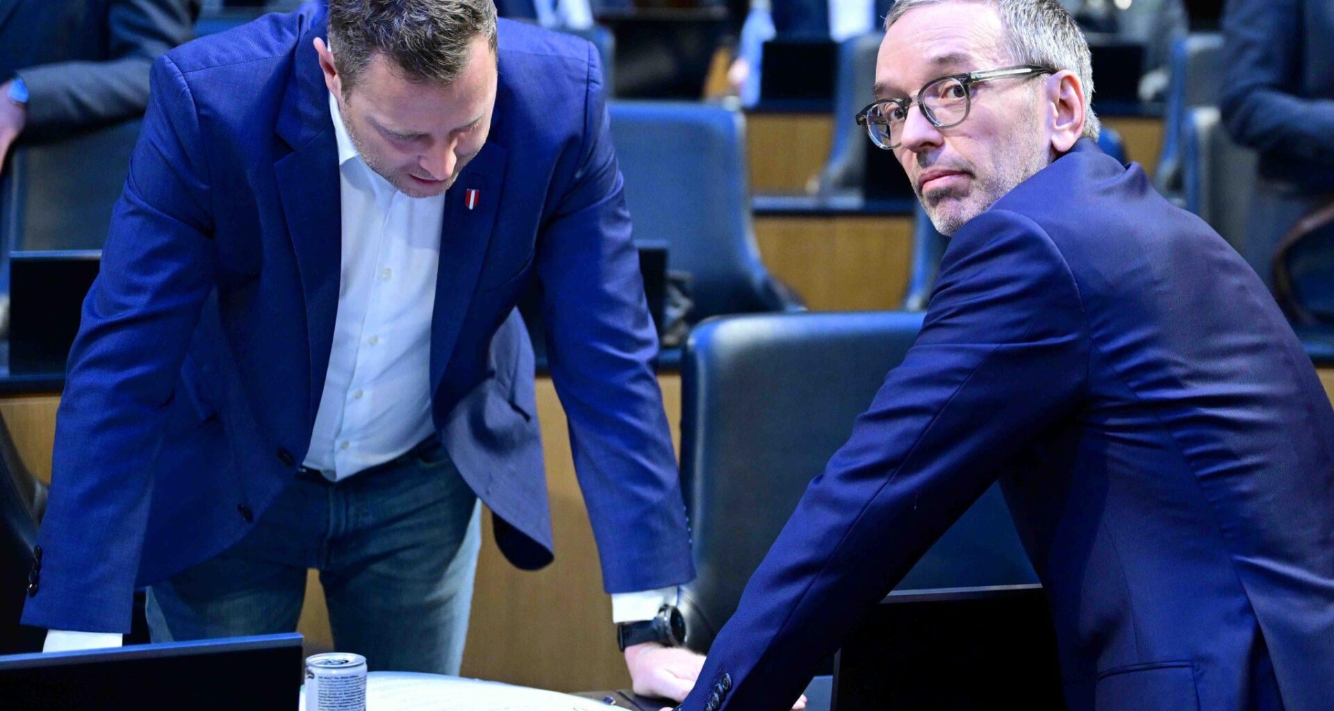 FPÖ steckt 50.000€ Steuergeld in rechtsextreme Medien für Anti-NGO-Kampagne