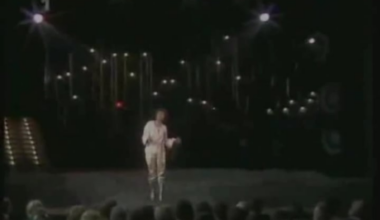 тълпата ИЗДИВЯВА