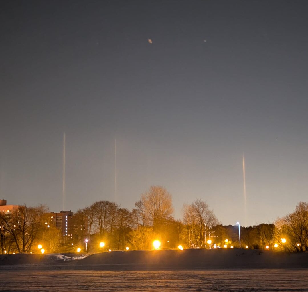 Veidrad "jooned" taevas, kas keegi teab millega tegu?