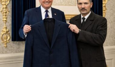 Eesti luuletaja Juhan Liiv kinkis täna Valges Majas Donald Trumpile oma vana jaki