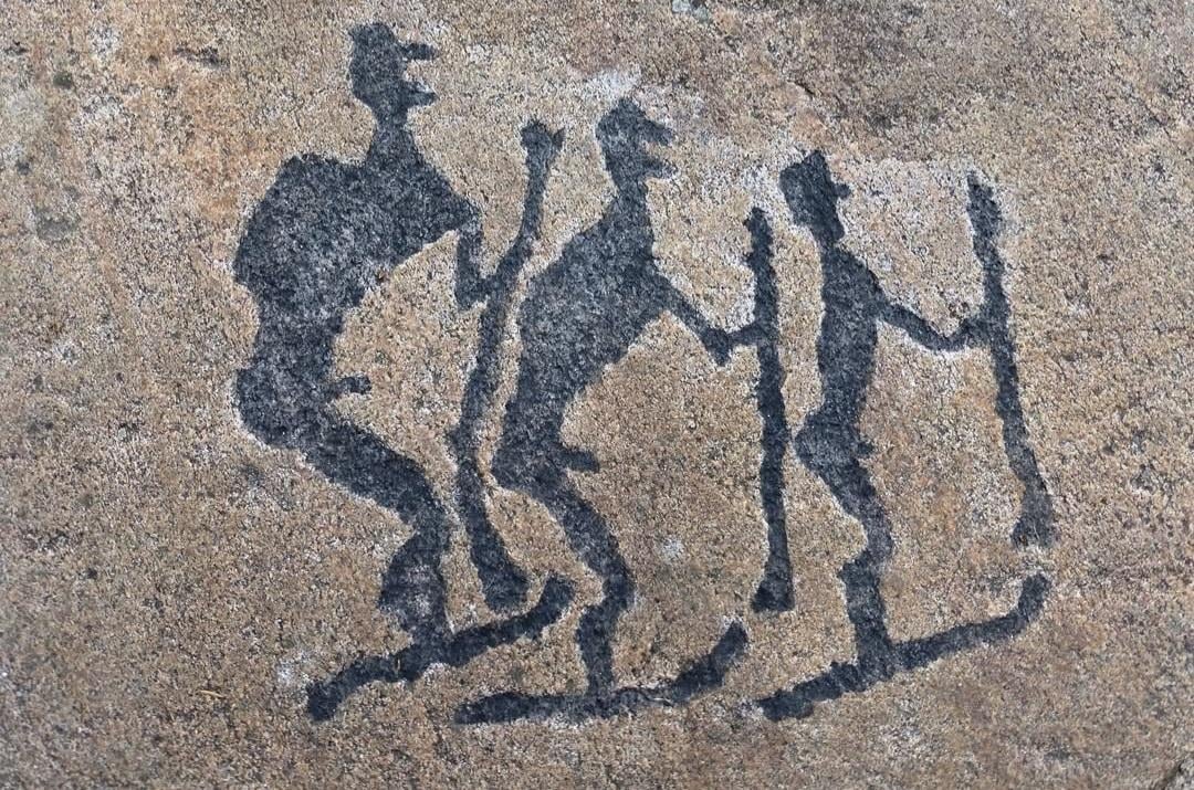 (Not OC) Stone carvings depicting neolithic karelians using skis to hunt prey like elk, catching up on hoards trudging in heavy snow. This is a real carving by finns from 4000-3000 BC! Swipe for more information