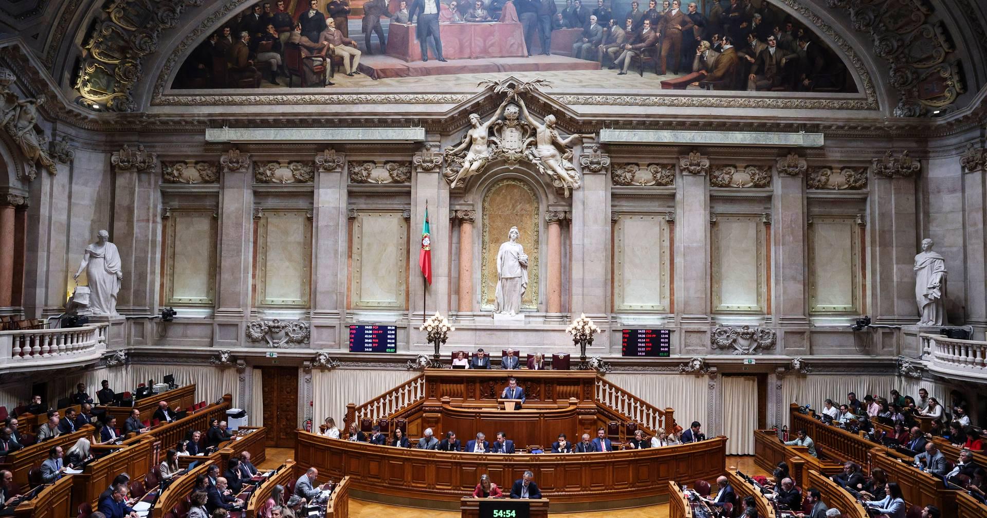 Parlamento chumba envio para privado de utentes em espera no Serviço Nacional de Saúde