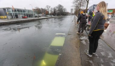 Vrouw rijdt kanaal in door navigatiefout, asielzoeker redt haar