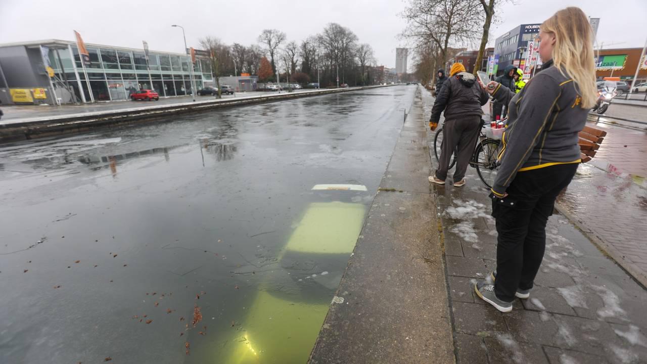 Vrouw rijdt kanaal in door navigatiefout, asielzoeker redt haar