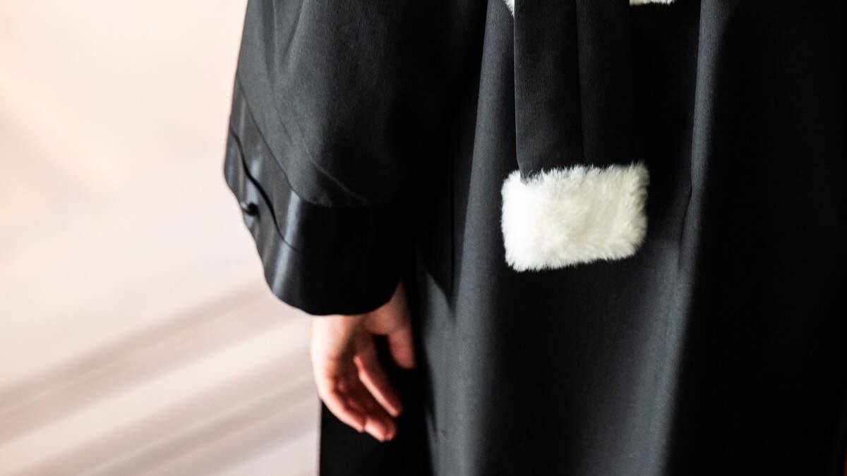 Advocate mag beroep niet meer uitoefenen omdat ze helpt in restaurant van haar man