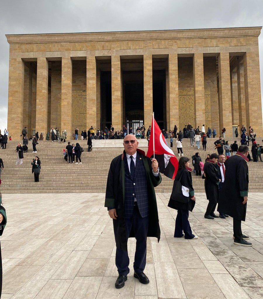 Mahmut Tanal kendisine küfür eden bir kullanıcıya cevap verdi: Biz ayrıştıran değil, birleştiren bir Türkiye’den yanayız. Bu vatan hepimizin, Cumhuriyet hepimizin. Ne mutlu Türk milletinin eşit yurttaşıyım diyen herkese.