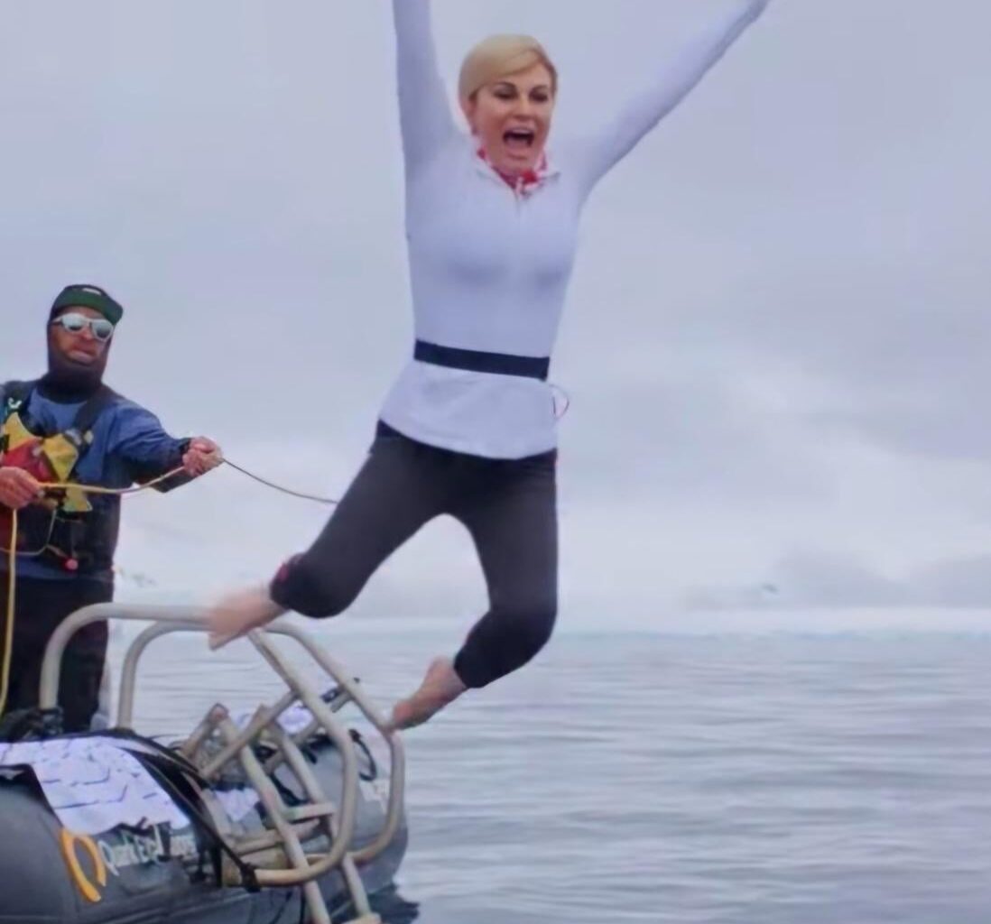 Kolinda skočila u ledeno more na Antarktiku