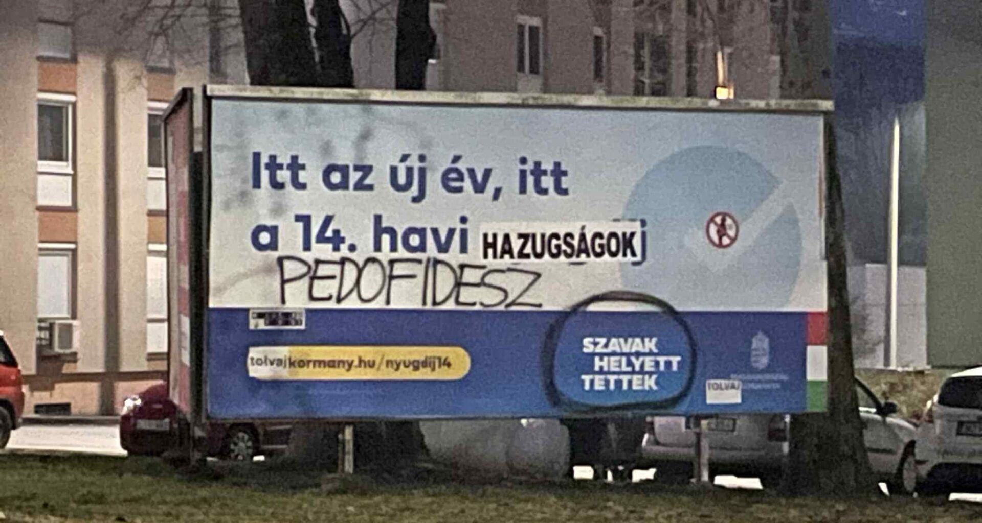 Igen aktívak mostanság Pécsen a plakáthelyesbítők, respekt nekik