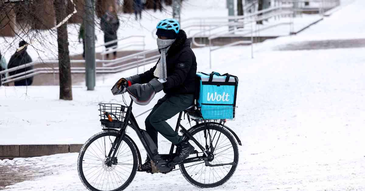 "Only immigrants do this job" — people paying to be Wolt couriers | Yle News