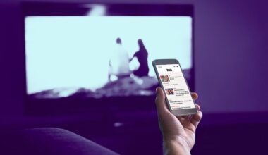 'Kan vi få den store scene i de første fem minutter?': Film og tv-serier bejler til den flyvske seer [67 procent af danskerne fortæller, at de har en anden skærm fremme, når de ser film].