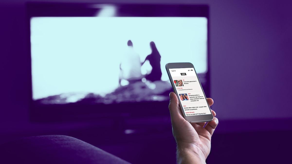 'Kan vi få den store scene i de første fem minutter?': Film og tv-serier bejler til den flyvske seer [67 procent af danskerne fortæller, at de har en anden skærm fremme, når de ser film].