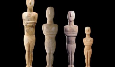 4 Μαρμάρινα Κυκλαδικά γυναικεία ειδώλια, κανονικού τύπου – παραλλαγής Ύστερου Σπεδού.
αποδίδονται στον Γλύπτη Steiner (από την Pat Getz-Gentle).
Πρωτοκυκλαδική II περίοδος, περ. 2700 – 2300 π.Χ. (1500x1110)