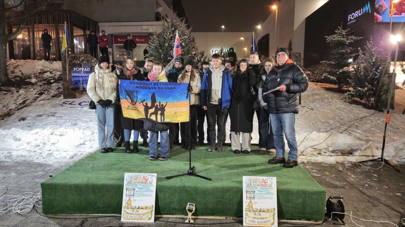 Ukrajinskí vojaci posielajú z frontu pozdrav študentom v Poprade, ktorí sa vzopreli Robertovi Ficovi