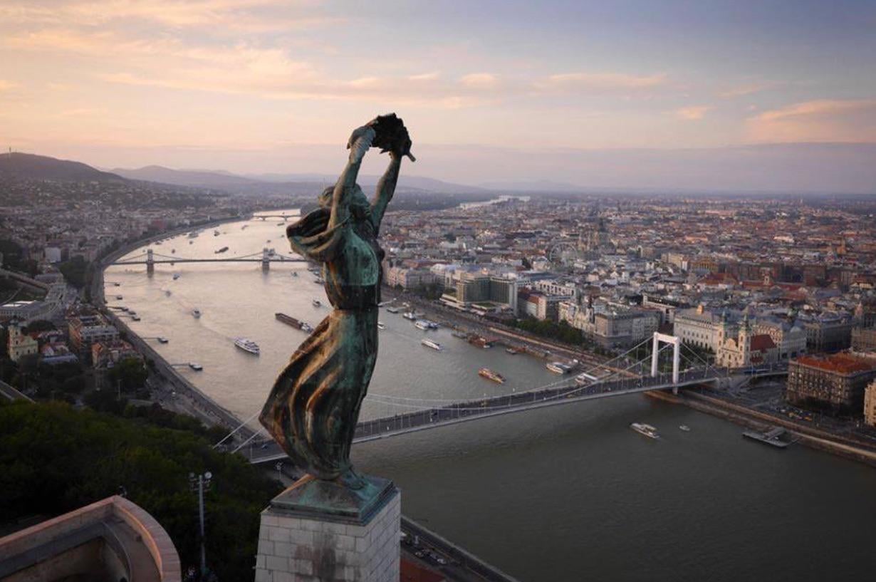 Nekem ez a kép érzelmileg még mindig beüt.