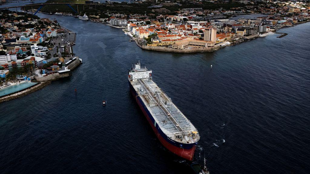Tanker met Venezolaanse olie meert aan op Curaçao