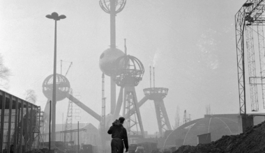Stumbled upon this cool picture on Facebook of the Atomium during constructions. Does anyone have info on it?