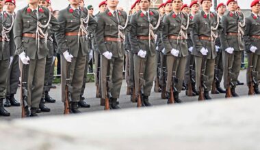 Kanzler Stocker überrascht Koalitionspartner mit Ruf nach Bundesheer-Volksbefragung: SPÖ und Neos seien von den Plänen des ÖVP-Parteichefs nicht informiert gewesen und zeigen sich "irritiert" davon