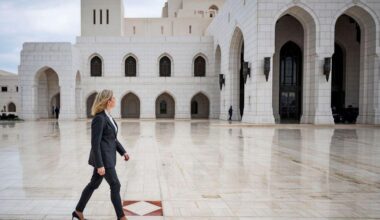 Der Krieg liegt in der Luft, das Geschäft soll weitergehen: zu Besuch im Oman an der iranischen Grenze | Außenministerin Beate Meinl-Reisinger (Neos) besucht den Golf – mit Wirtschaftstreibenden im Schlepptau. Neben der Hoffnung auf neue Märkte geht es vor allem um eines: die Angst vor dem US-Schlag