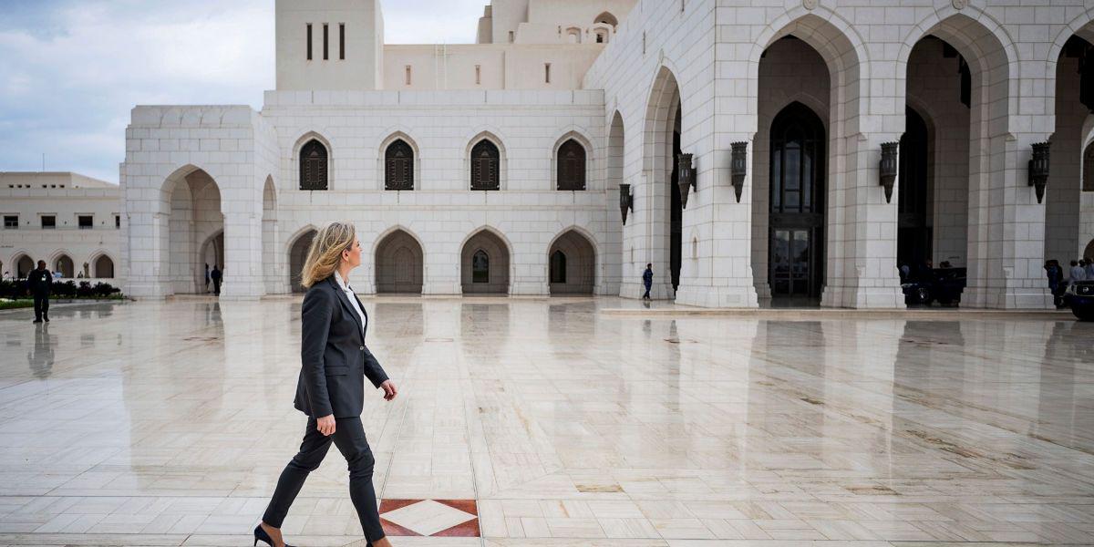 Der Krieg liegt in der Luft, das Geschäft soll weitergehen: zu Besuch im Oman an der iranischen Grenze | Außenministerin Beate Meinl-Reisinger (Neos) besucht den Golf – mit Wirtschaftstreibenden im Schlepptau. Neben der Hoffnung auf neue Märkte geht es vor allem um eines: die Angst vor dem US-Schlag