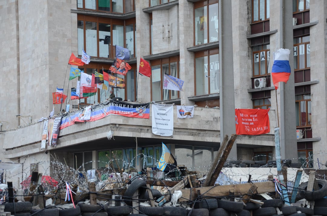 Почему в 2014 году, при оккупации частей Донецкой и Луганской областей Украины и создания там ДНР и ЛНР, можно было заметить по несколько белорусских флагов?