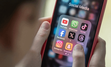 Türkiye'de 15 yaş altındaki çocuklara sosyal medya yasağı geliyor. 15 yaş üstü çocuklar, ebeveyn kontrolünde sosyal medya kullanabilecek. Dijital oyunlara yaş kriteri ve denetim gelecek. Kuralları uygulamayan oyun içerikleri kaldırılacak.