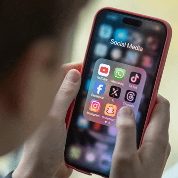 Türkiye'de 15 yaş altındaki çocuklara sosyal medya yasağı geliyor. 15 yaş üstü çocuklar, ebeveyn kontrolünde sosyal medya kullanabilecek. Dijital oyunlara yaş kriteri ve denetim gelecek. Kuralları uygulamayan oyun içerikleri kaldırılacak.