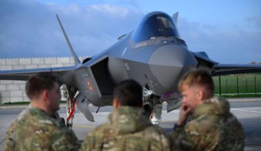 Und die Schweiz so; Ja, der Deal lassen wir weiterlaufen. Könnten ja auch noch ein paar Pistolen von der USA kaufen. Die Situation wird weiter beobachtet.