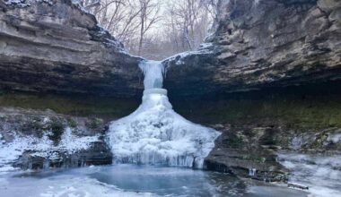 Cascada de la Mănăstirea Saharna a înghețat complet