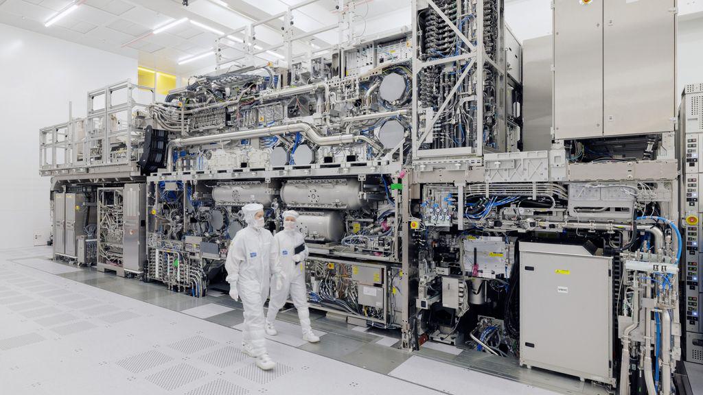 ASML had een recordjaar, maar gaat toch 1700 mensen ontslaan