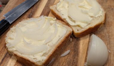 Moje teście są u nas. To jest kanapka którą moja teściowa przygotowała dla mojego teścia, używając mojego domowego chleba.