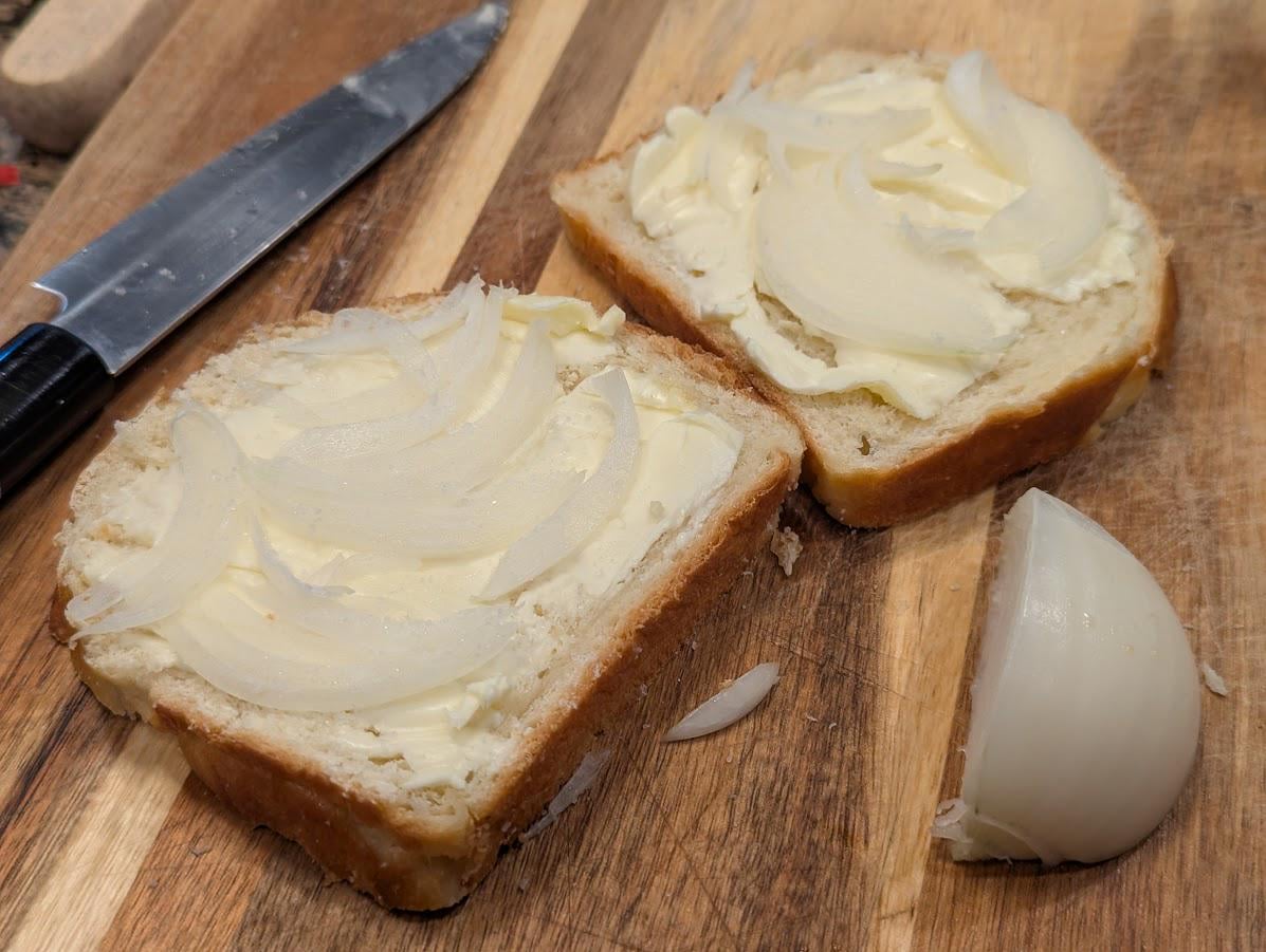 Moje teście są u nas. To jest kanapka którą moja teściowa przygotowała dla mojego teścia, używając mojego domowego chleba.