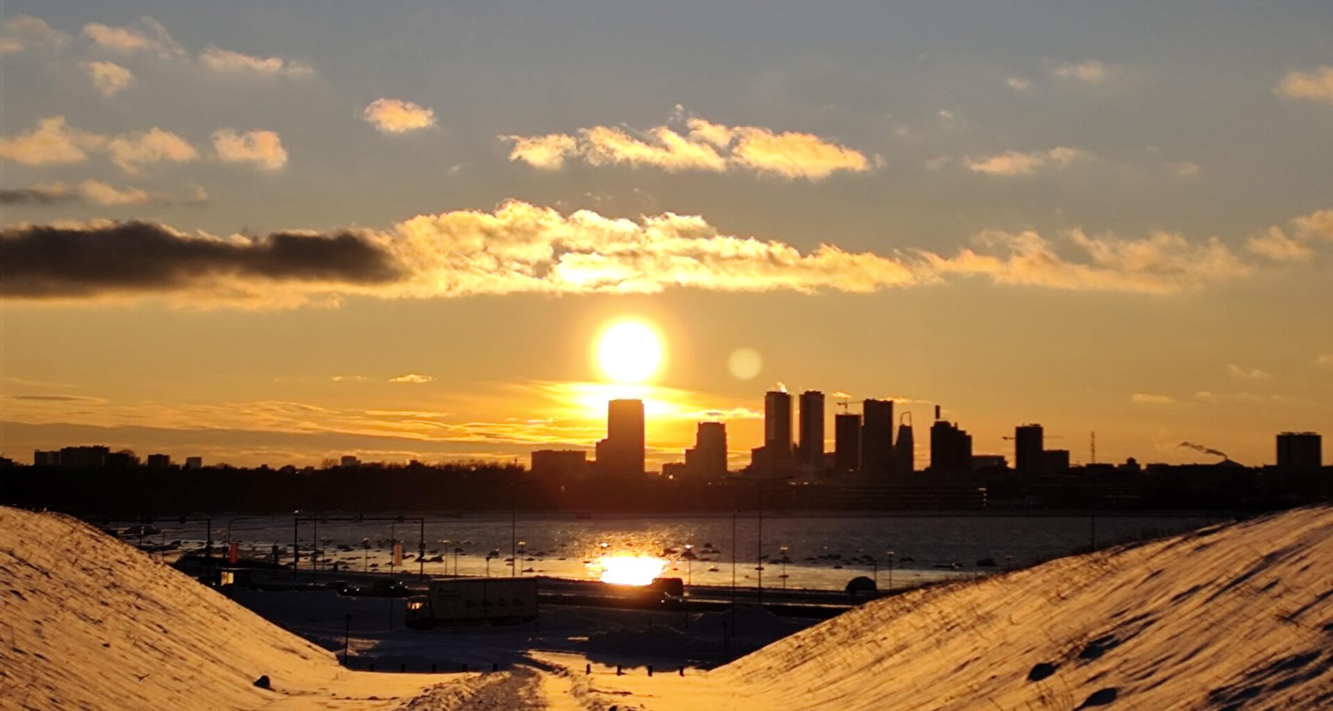 Talvine päikeseloojang maarjamäel