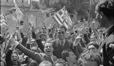 Ρόδος 18 Μαΐου 1945: Πολίτες με βρετανικές, αμερικανικές και ελληνικές σημαίες πανηγυρίζουν την απελευθέρωση του νησιού