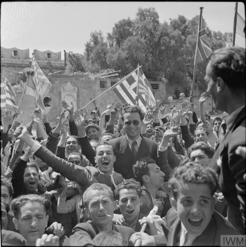 Ρόδος 18 Μαΐου 1945: Πολίτες με βρετανικές, αμερικανικές και ελληνικές σημαίες πανηγυρίζουν την απελευθέρωση του νησιού