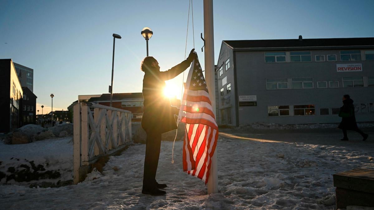 Tysk komiker ville hænge amerikansk flag op i Nuuk: 'Jeg undervurderede situationen'