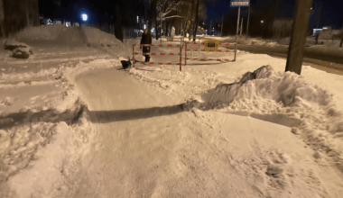 Jäi FB's selline pilt silma (st kust lumi lükatud on). Mõtlesin, et kas need nn "Rootsi labürindid" ka *päriselt* raudtee ületamise ohutumaks teevad? On selle kohta mingit statistikat tehtud - kas Eestis või mujal? Jah, ratta ja elektritõuksiga sõidavad inimesed aeglasemalt, aga kas päriselt ohutum?