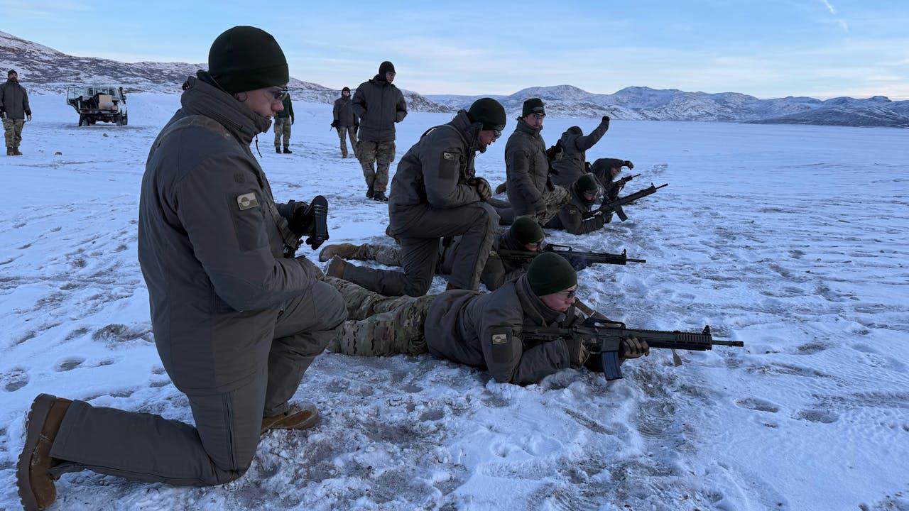 Unge grønlændere klar til at forsvare sig med våben