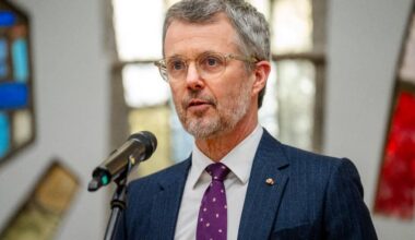 Afsløring: Kong Frederik nævnt flere steder i Epstein-filer - Danmarks konge optræder i nye dokumenter offentliggjort af USA's justitsministerium. Beskederne er sendt i 2012 og omhandler blandt andet en privat middag, hvor både kongen og hans privatsekretær og nære ven, Morten Roland Hansen