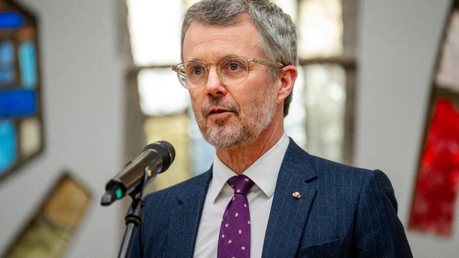 Afsløring: Kong Frederik nævnt flere steder i Epstein-filer - Danmarks konge optræder i nye dokumenter offentliggjort af USA's justitsministerium. Beskederne er sendt i 2012 og omhandler blandt andet en privat middag, hvor både kongen og hans privatsekretær og nære ven, Morten Roland Hansen