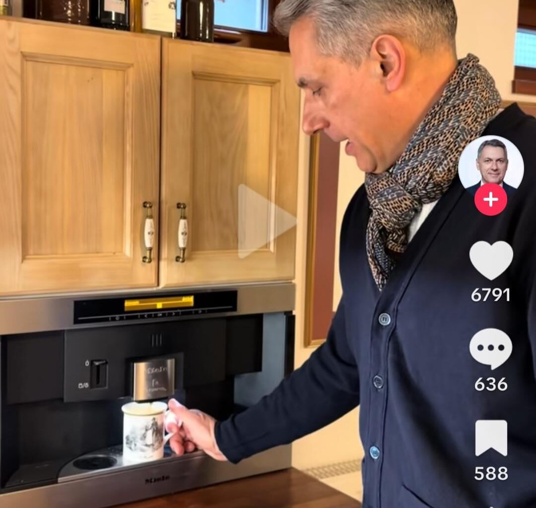 Valaki nem tudja hogy Lázár János kávéfőzője mennyibe kerül?