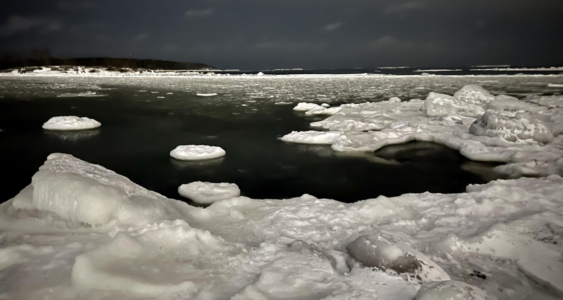 Vattuniemi in Lauttasaari, Helsinki. Check the perfect walk route around the whole island called ”Lauttasaaren rantareitti”