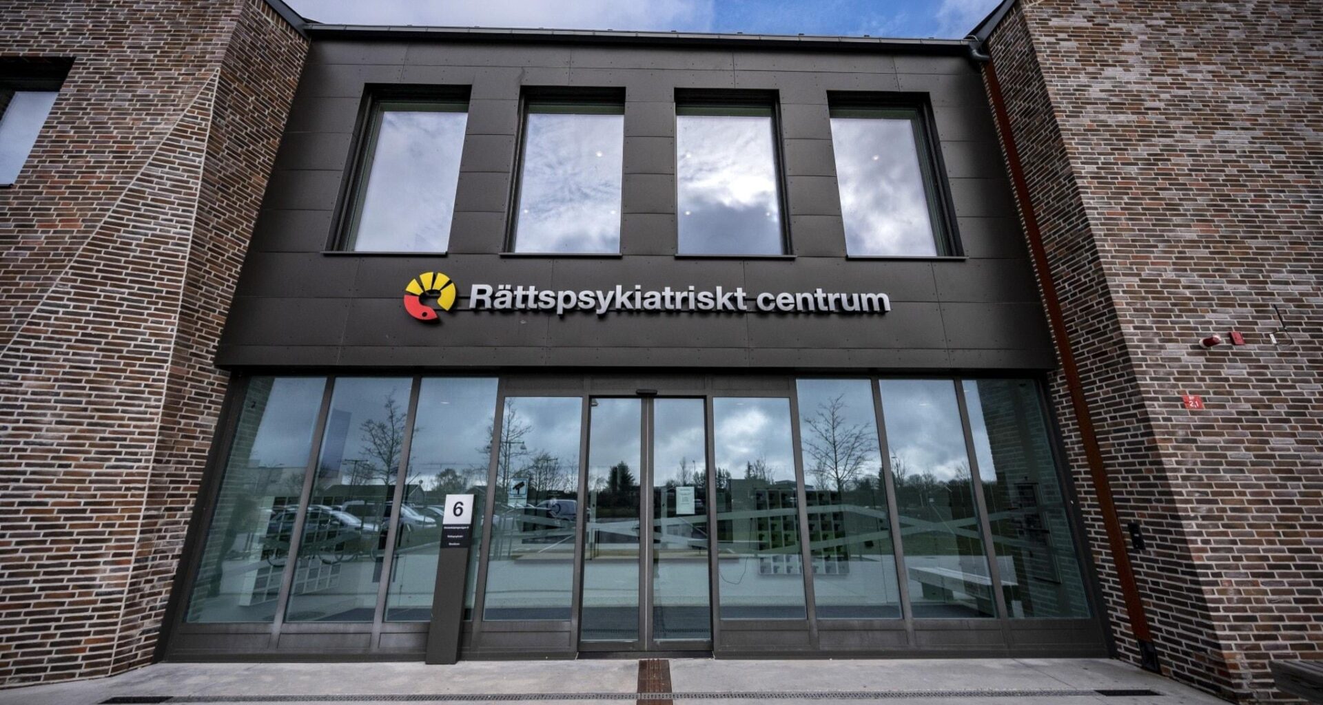 Överfullt på rättspsykiatrin – 20 dömda väntar på vård - P4 Kristianstad