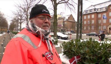 Førtidspensionist har sat nye danske flag op foran ambassade