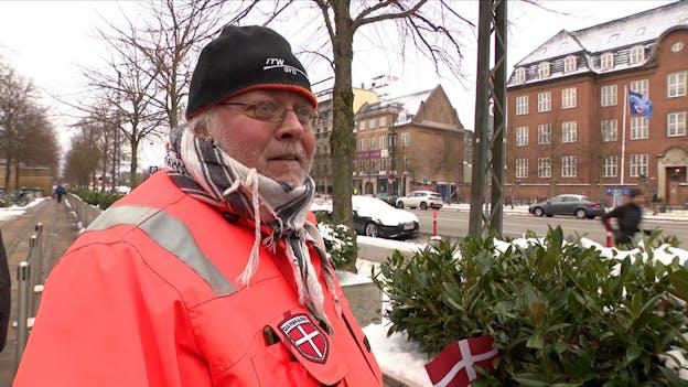 Førtidspensionist har sat nye danske flag op foran ambassade