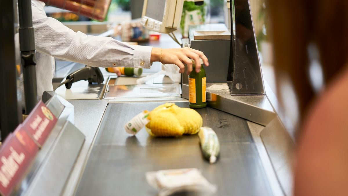 Nye tal afslører: Titusindvis [32.000] af de lavestlønnede danskere [under 300.000/år] går glip af fødevarecheck